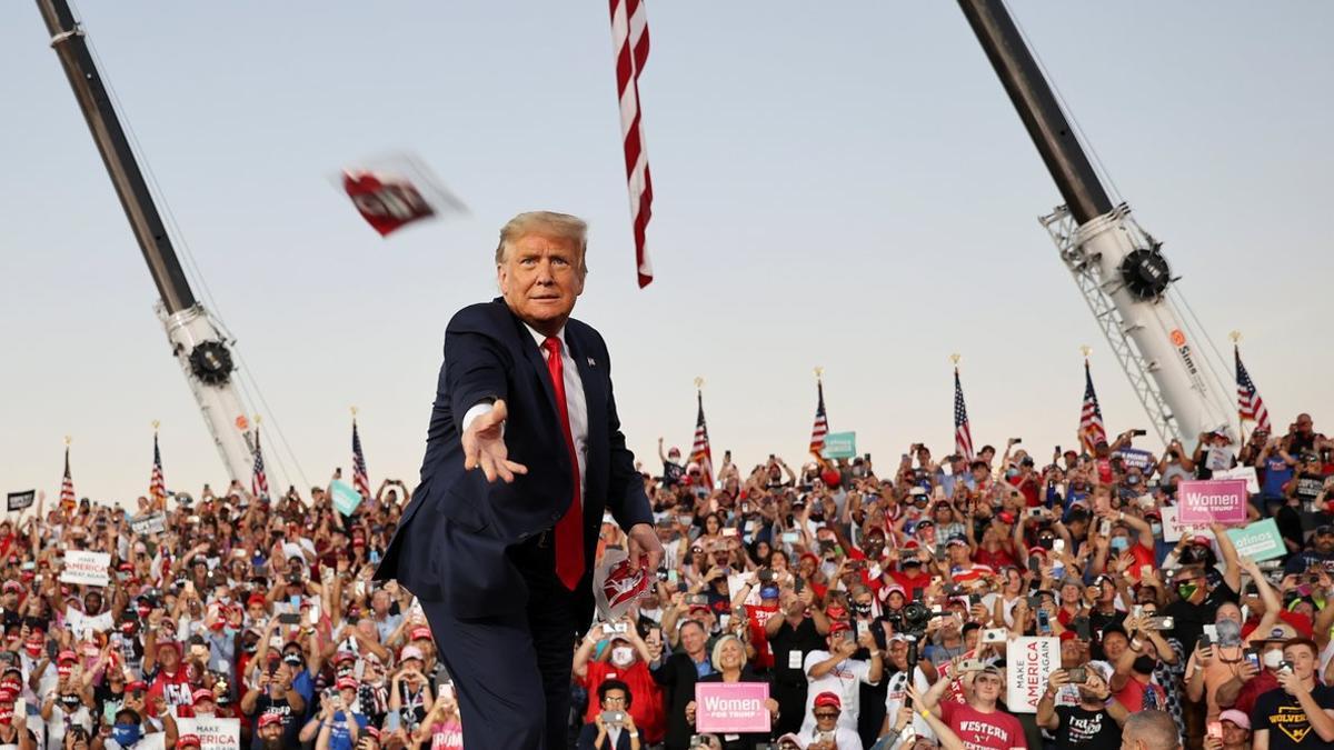 Trump lanza mascarillas al público durante su mitin en Florida, el primero tras su baja por coronavirus.