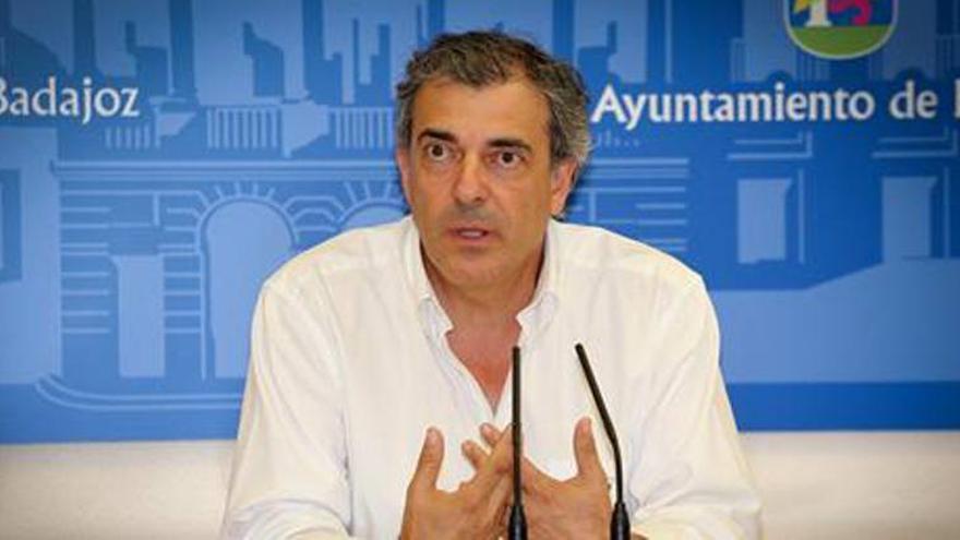 El concejal de Badajoz Alberto Astorga reconoce que aparcó en zona reservada para discapacitados y pide perdón