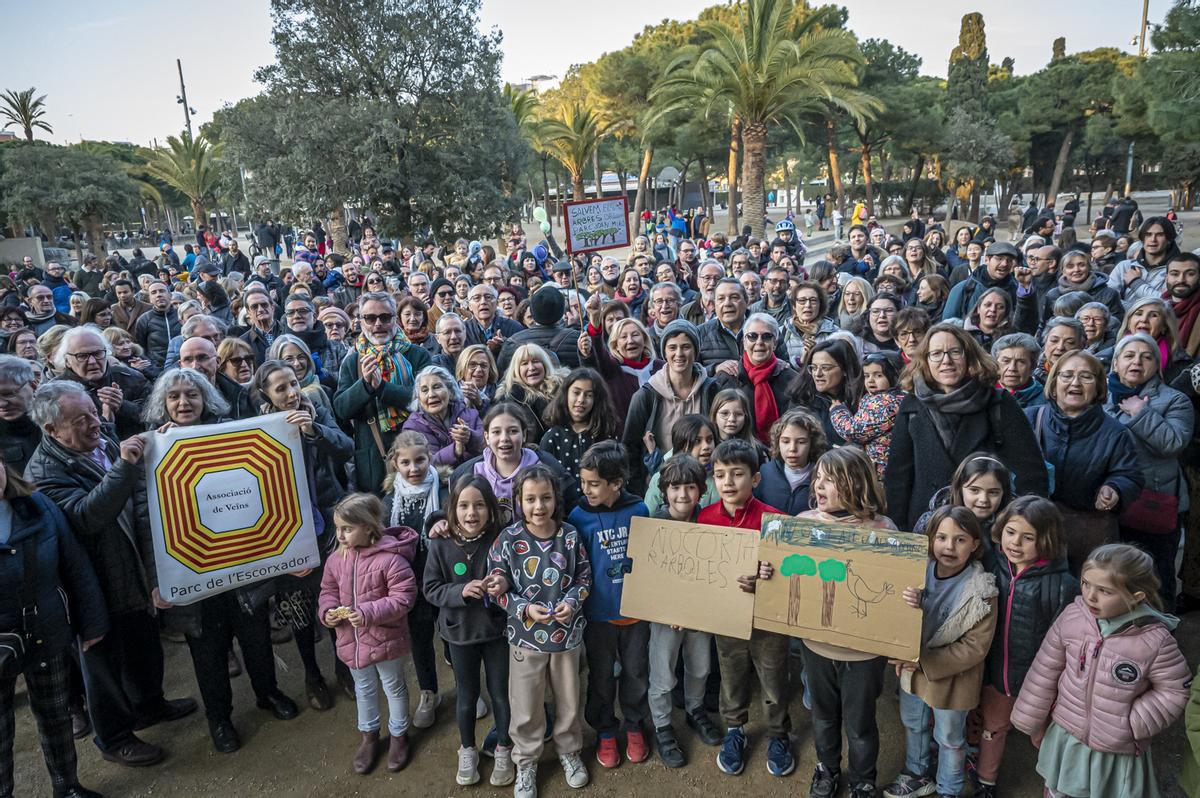Vecinos del Eixample se manifiestan por primera vez en el parque Joan Miró contra la tala de 170 árboles por las obras de unión del FGC