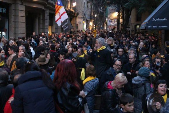 Protesta per la presència de Felip VI a Barcelona sota un fort dispositiu de seguretat