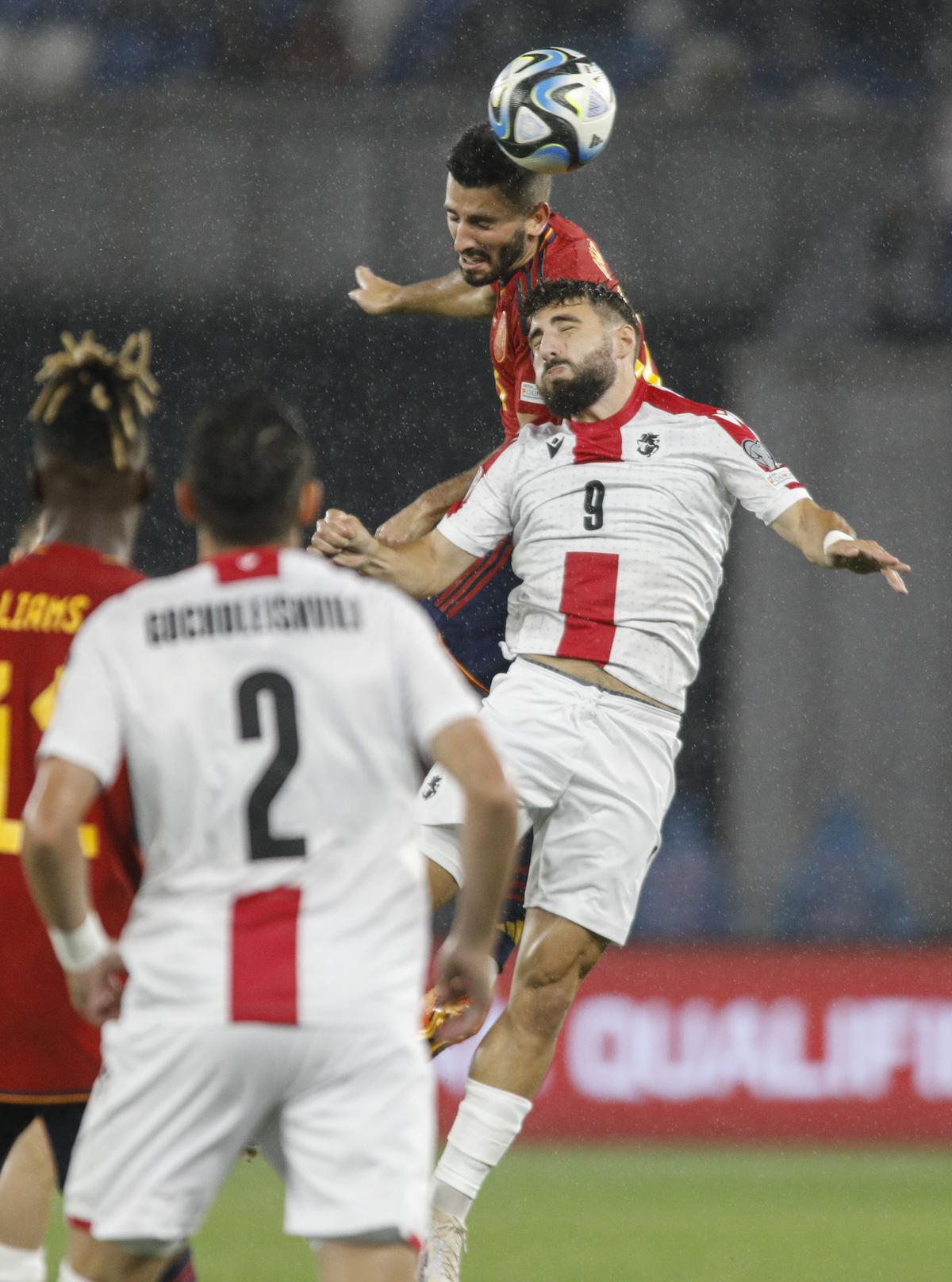 Tbilisi (Georgia), 08/09/2023.- Giorgi Gocholeishvili (2nd-L) and Zuriko Davitashvili (R) of Georgia in action against Nico Williams (L) and Marco Asensio (C) of Spain during the UEFA Euro 2024 qualifying Group A soccer match between Georgia and Spain, in Tbilisi, Georgia, 08 September 2023. (España) EFE/EPA/DAVID MDZINARISHVILI