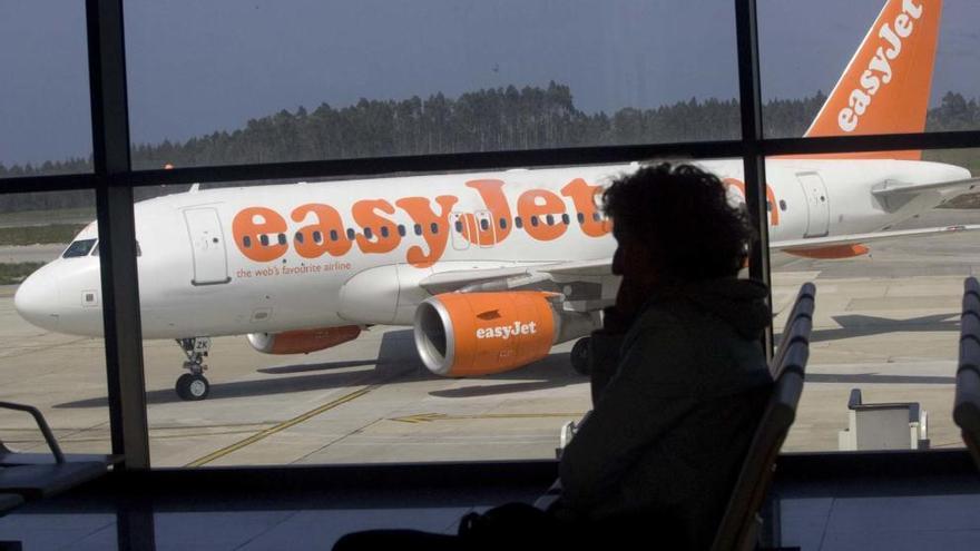 Un avión de Easyjet en el Aeropuerto de Asturias en una imagen de archivo.