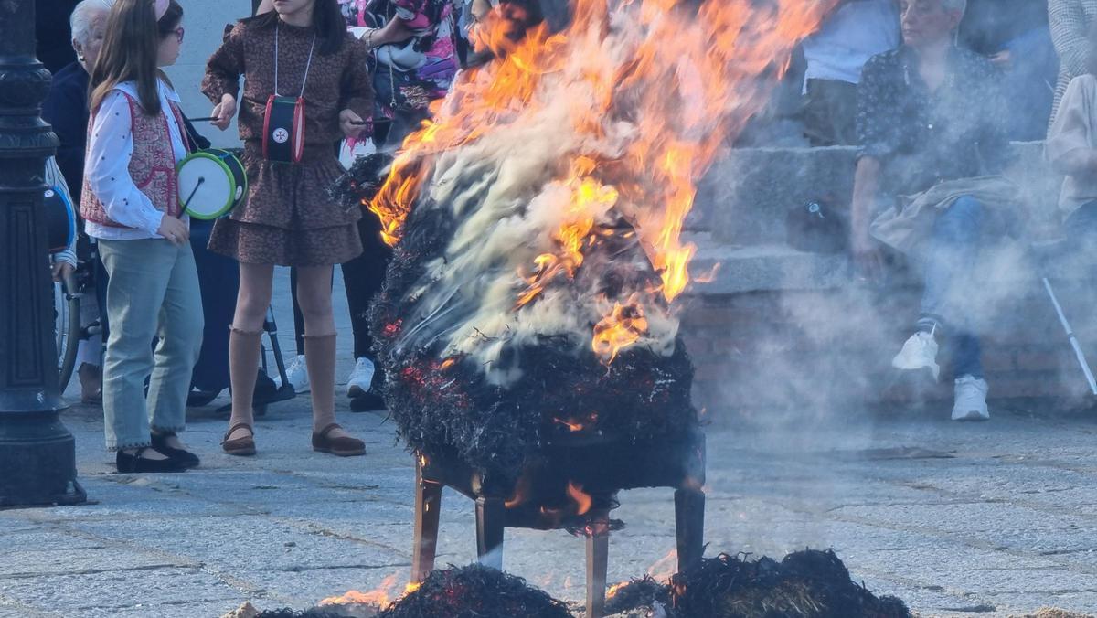 GALERÍA | Toro despide la Semana Santa con la "Quema del Judas" GALERÍA | Toro despide la Semana Santa con la "Quema del Judas"