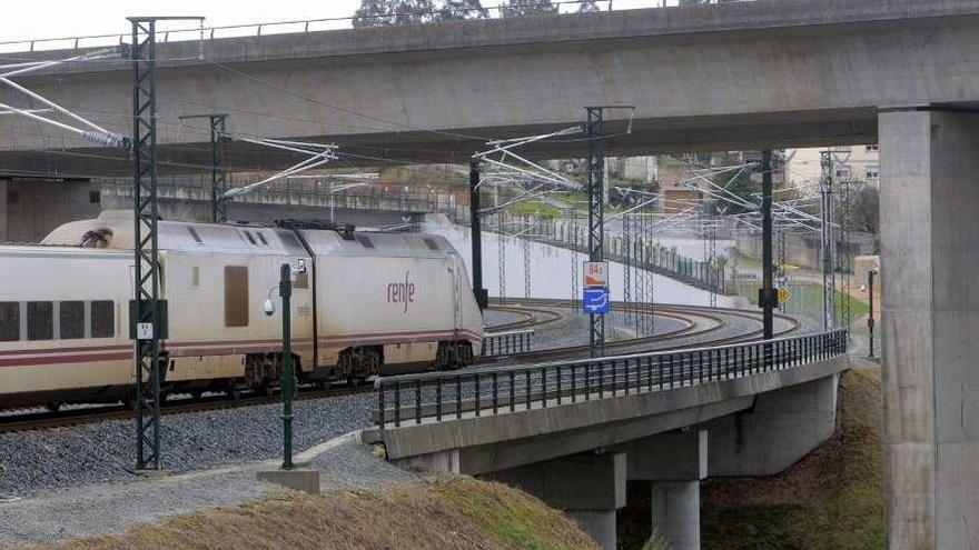 Un tren pasa por la curva de Angrois, donde ocurrió el accidente ferroviario en julio de 2013.