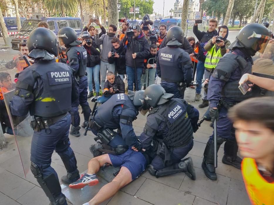 Tensió i enfrontaments entre Mossos i manifestants al centre de Barcelona