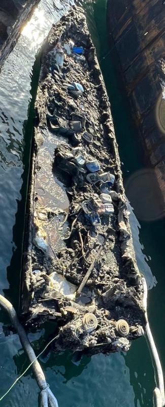 Los restos de la embarcación, llena de garrafas de gasolina. |   FDV