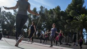 Noelia Cota dirige una clase de P13Fit en los jardines de Vil•la Cecília, en Sarrià.