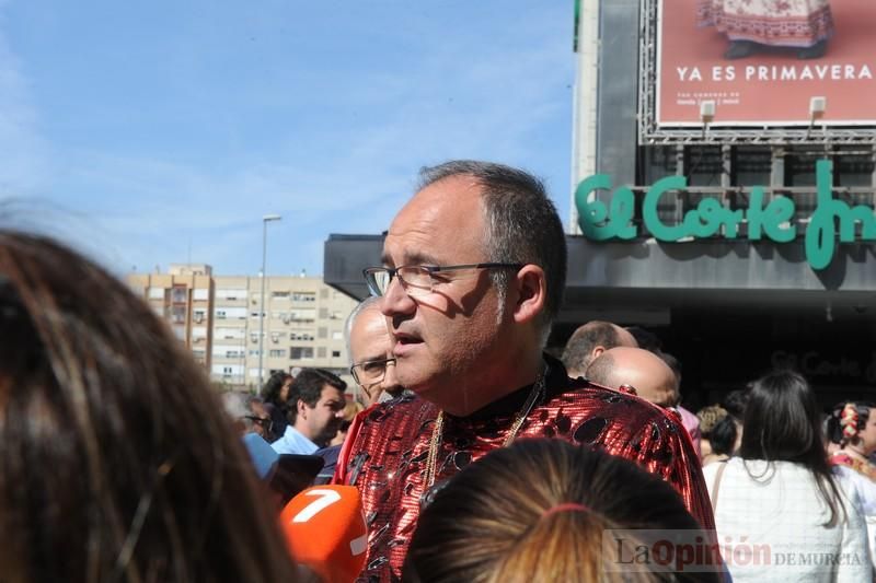 Concentración en la Avenida de la Libertad por la quema de la escultura floral