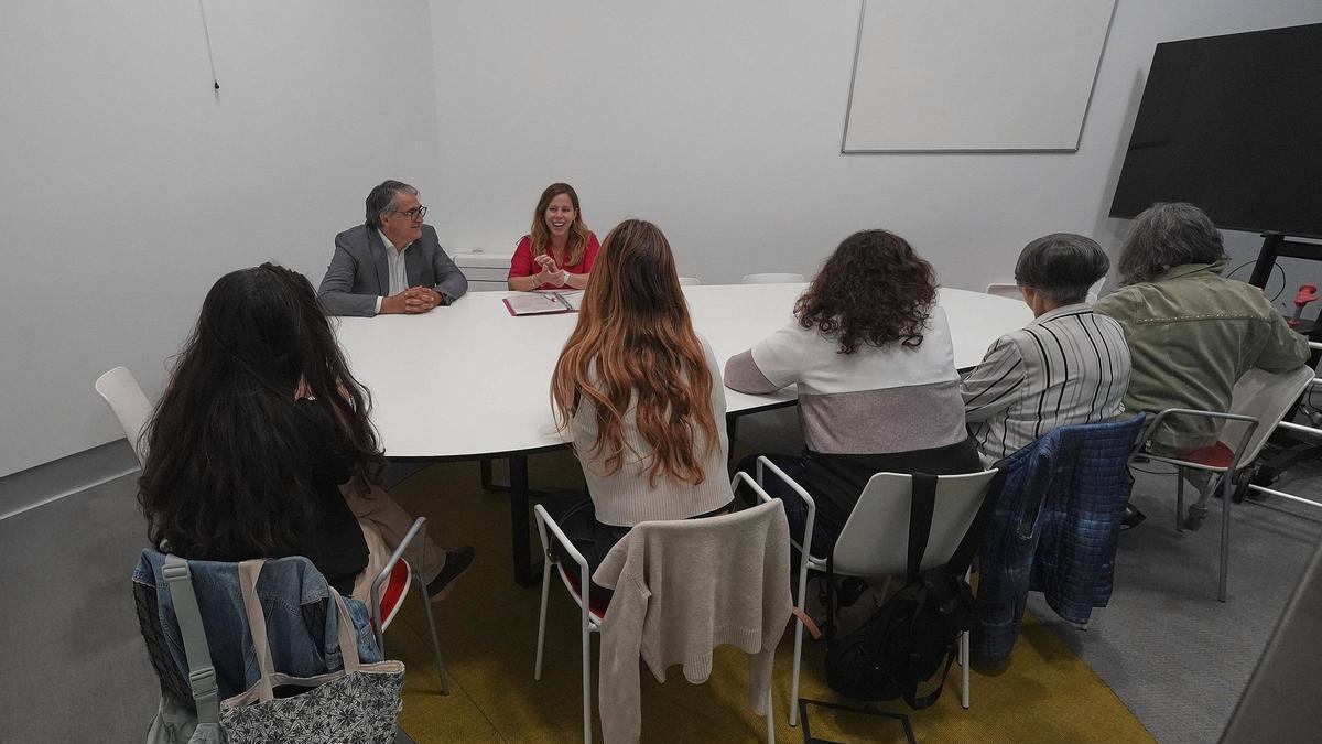 Algunes de les integrants del grup de dol, d’esquenes, que es troben a l’Espai Fundació ”la Caixa” de Girona.