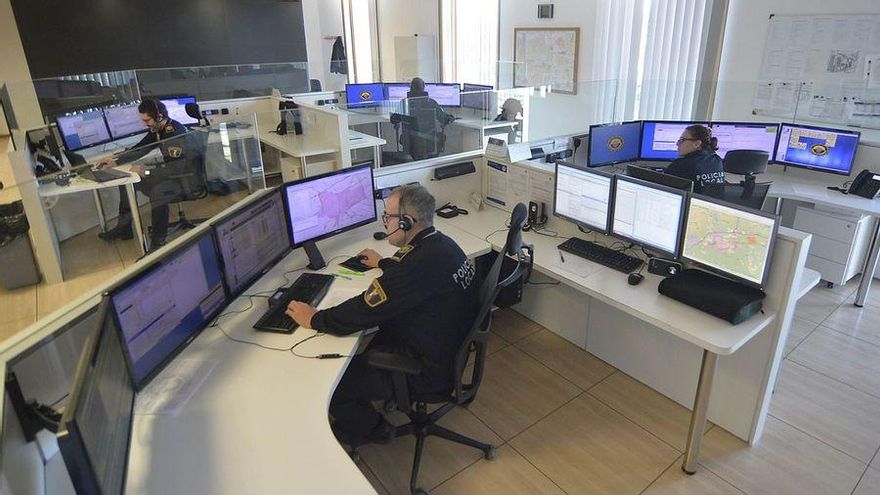 Una imagen de archivo de la Jefatura Local de Policía, en Elche, que atendió la llamada por ruidos. / MATÍAS SEGARRA