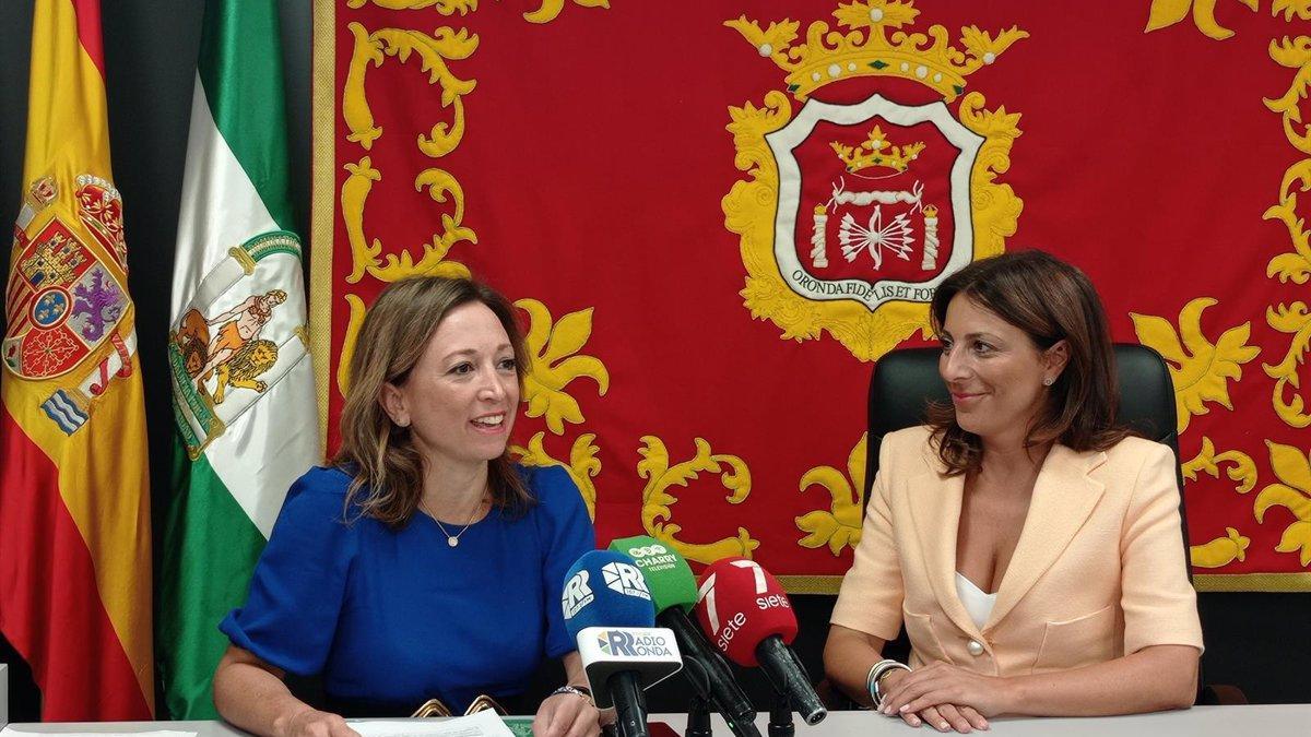 Patricia Navarro y Mari Paz Fernández, durante un acto en el Ayuntamiento de Ronda.