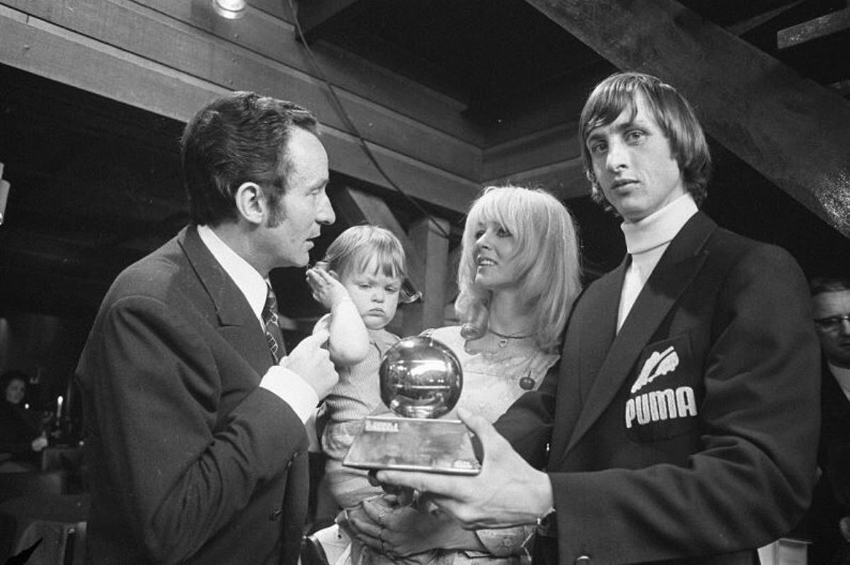Cruyff y su pareja Danny Coster, durante el Balon de Oro de 1971
