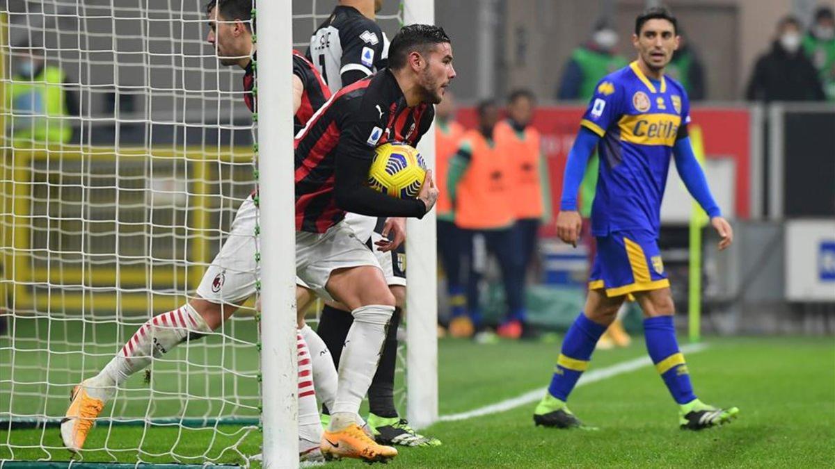 Theo Hernández marcó los dos goles del Milan en el empate ante el Parma