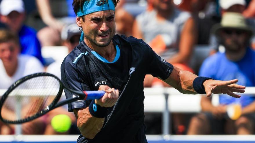 David Ferrer devuelve la bola al serbio Janko Tipsarevic en Cincinnati. // T. Maury