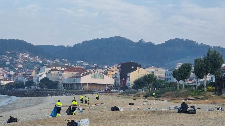 Los equipos de limpieza eliminan la basura de San Juan en las playas de Cangas