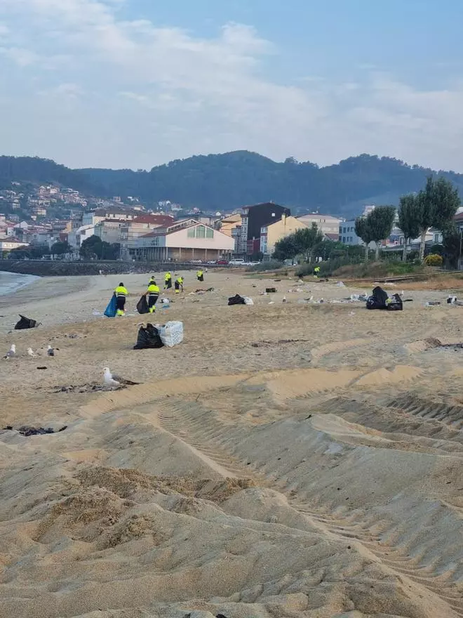 Los equipos de limpieza eliminan la basura de San Juan en las playas de Cangas