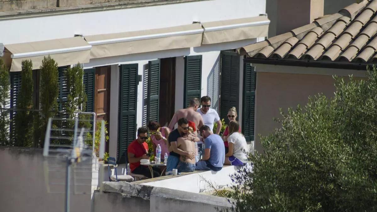 Turistas en una vivienda vacacional en Palma.