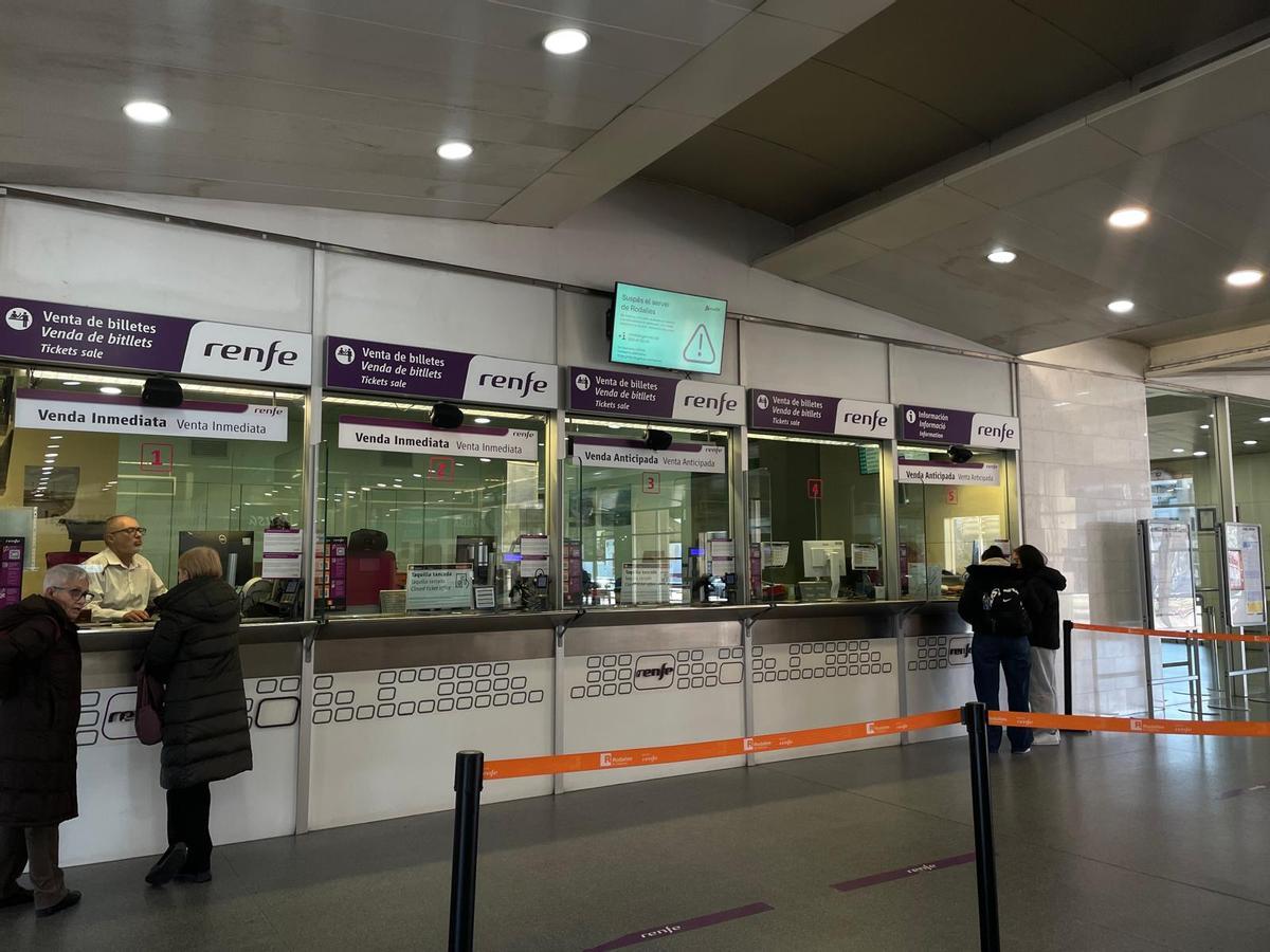 Diversos passatgers adquirint un bitllet a les taquilles de Renfe de Girona per agafar un AVE.