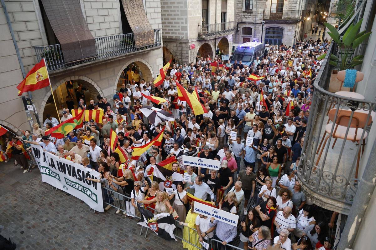 Les imatges de la manifestació i contramanifestació per l'entrada d'immigrants a Ceuta Les imatges de la manifestació i contramanifestació per l'entrada d'immigrants a Ceuta