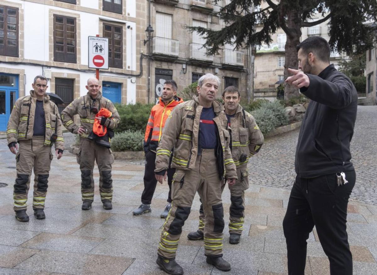 El sacristán, mostrando uno de los accesos. |  Roi Cruz