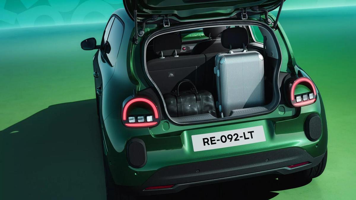 Además, el maletero del Renault Twingo ofrece un volumen de hasta 360 litros, que puede ampliarse a más de 1.000 litros con los asientos traseros abatidos.