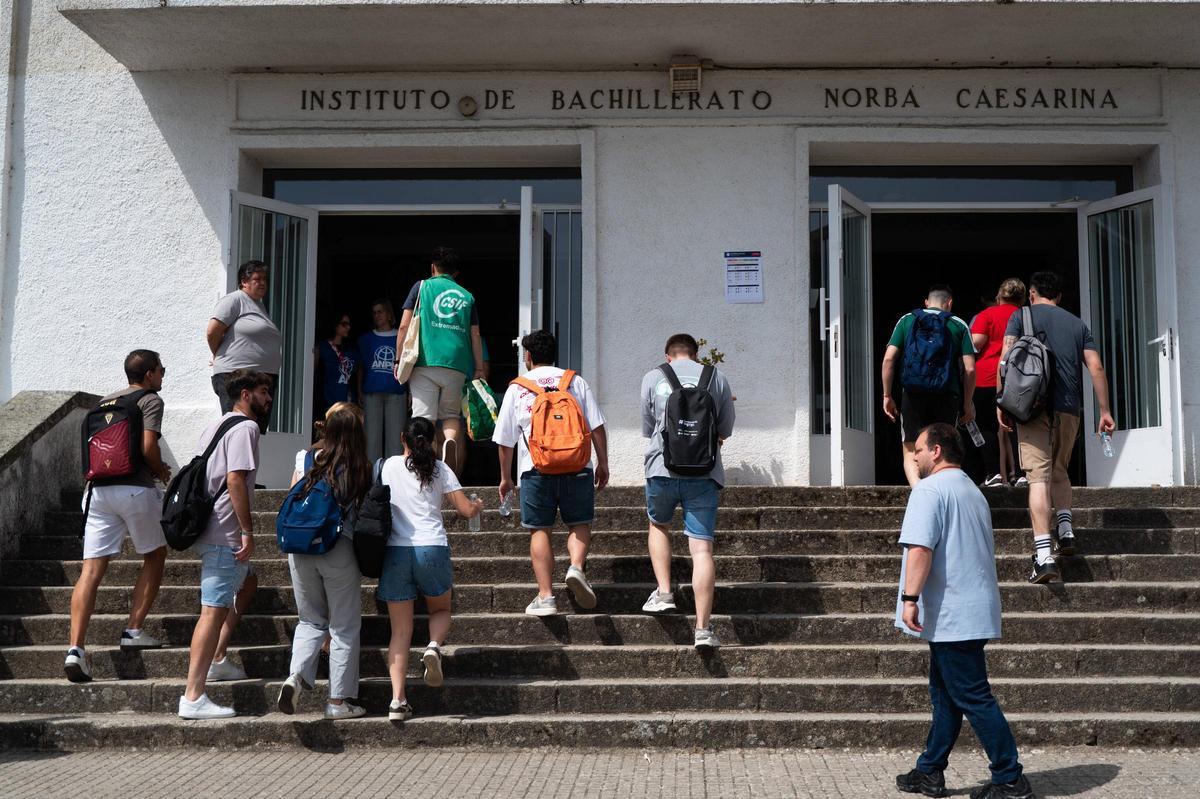 Galería | Calor y nervios en las oposiciones a maestro en Cáceres