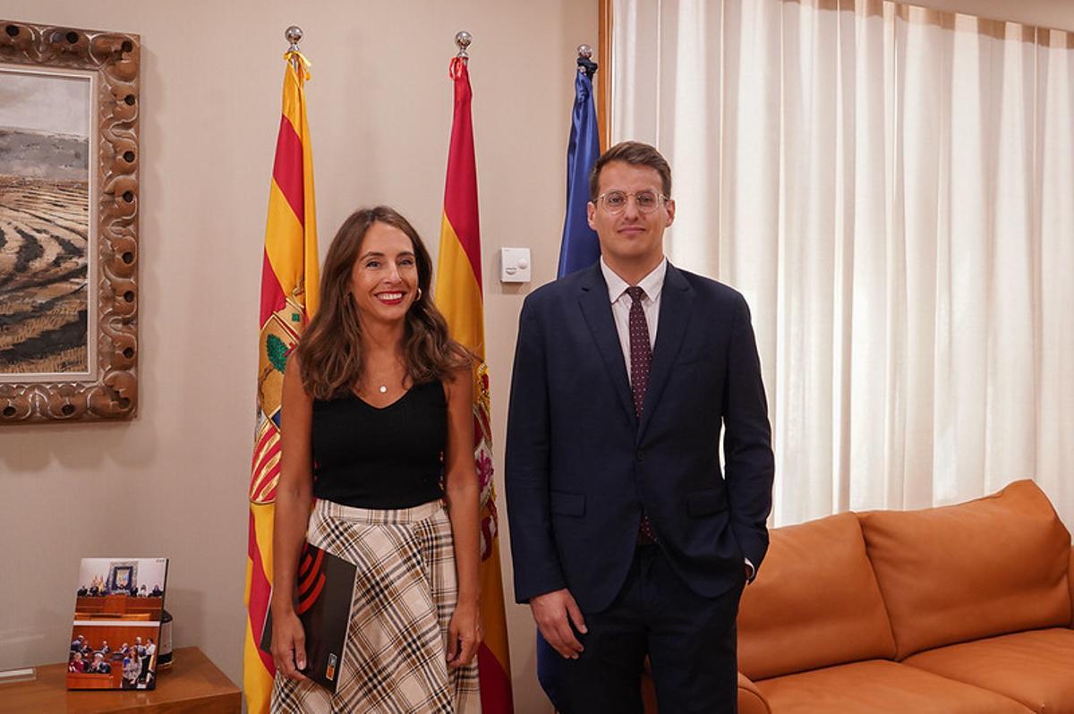 La presidenta de las Cortes, María Navarro, con el portavoz de CHA, Jorge Pueyo.