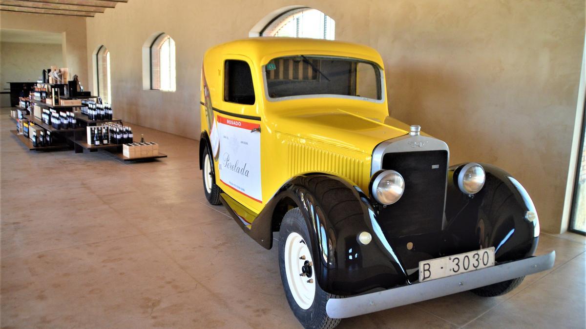 Un Hispano Suiza de les antigues Cavas del Ampurdán exposat en el nou celler
