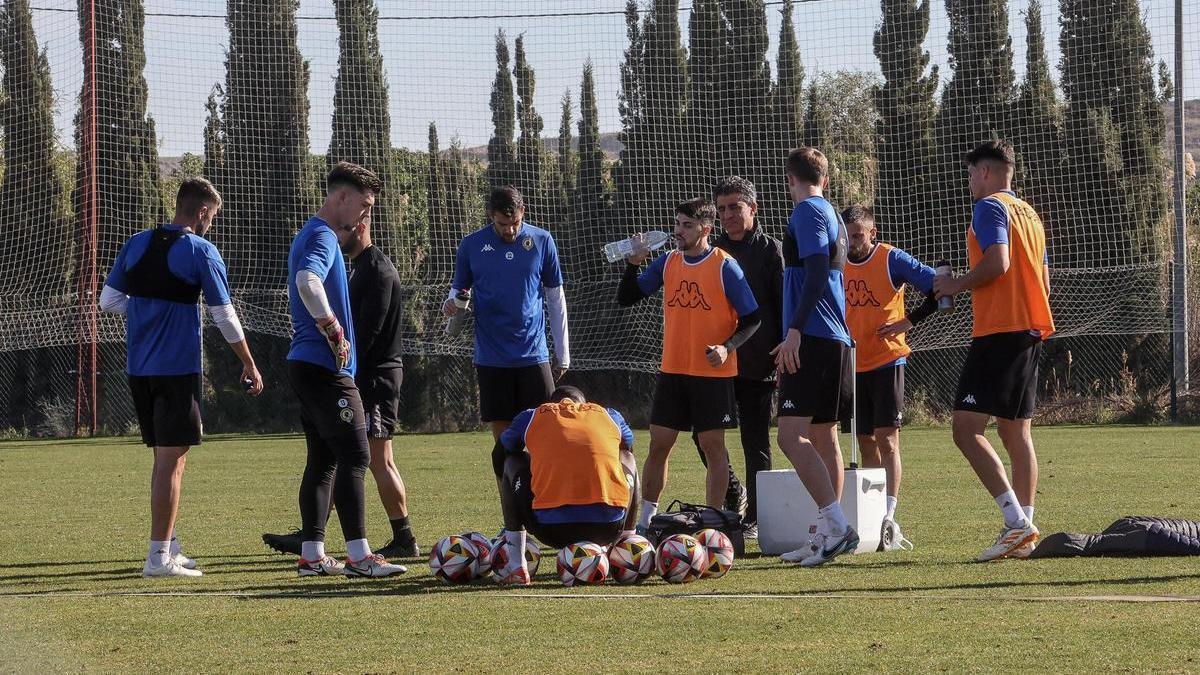 Alvarito bebe agua en un parón del entrenamiento del pasado lunes en Fontcalent tras la derrotadel Hércules con el Formentera.