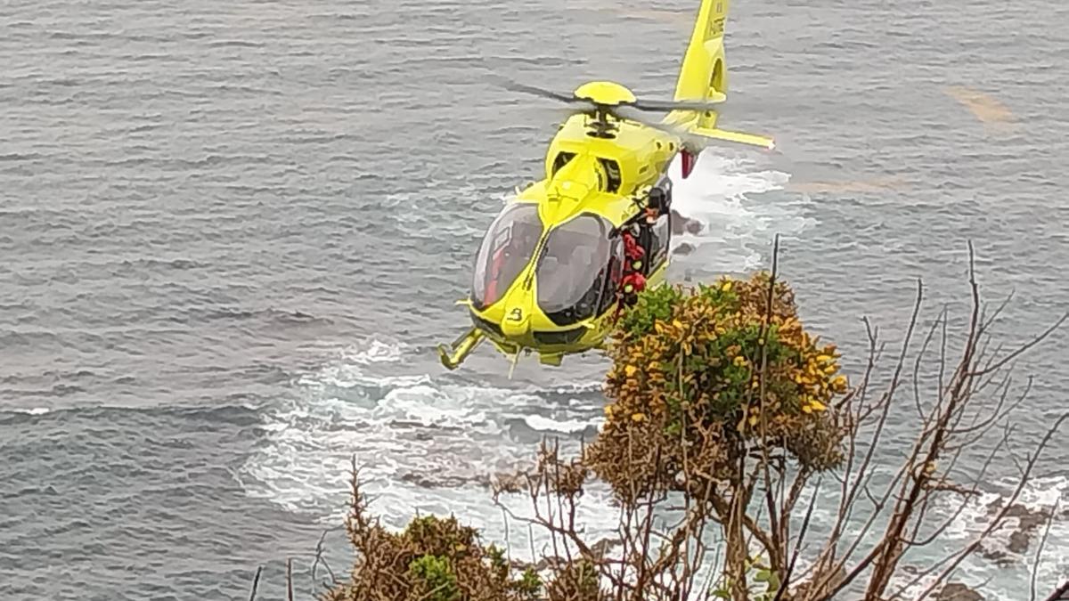 El helicóptero del 112 durante la intervención
