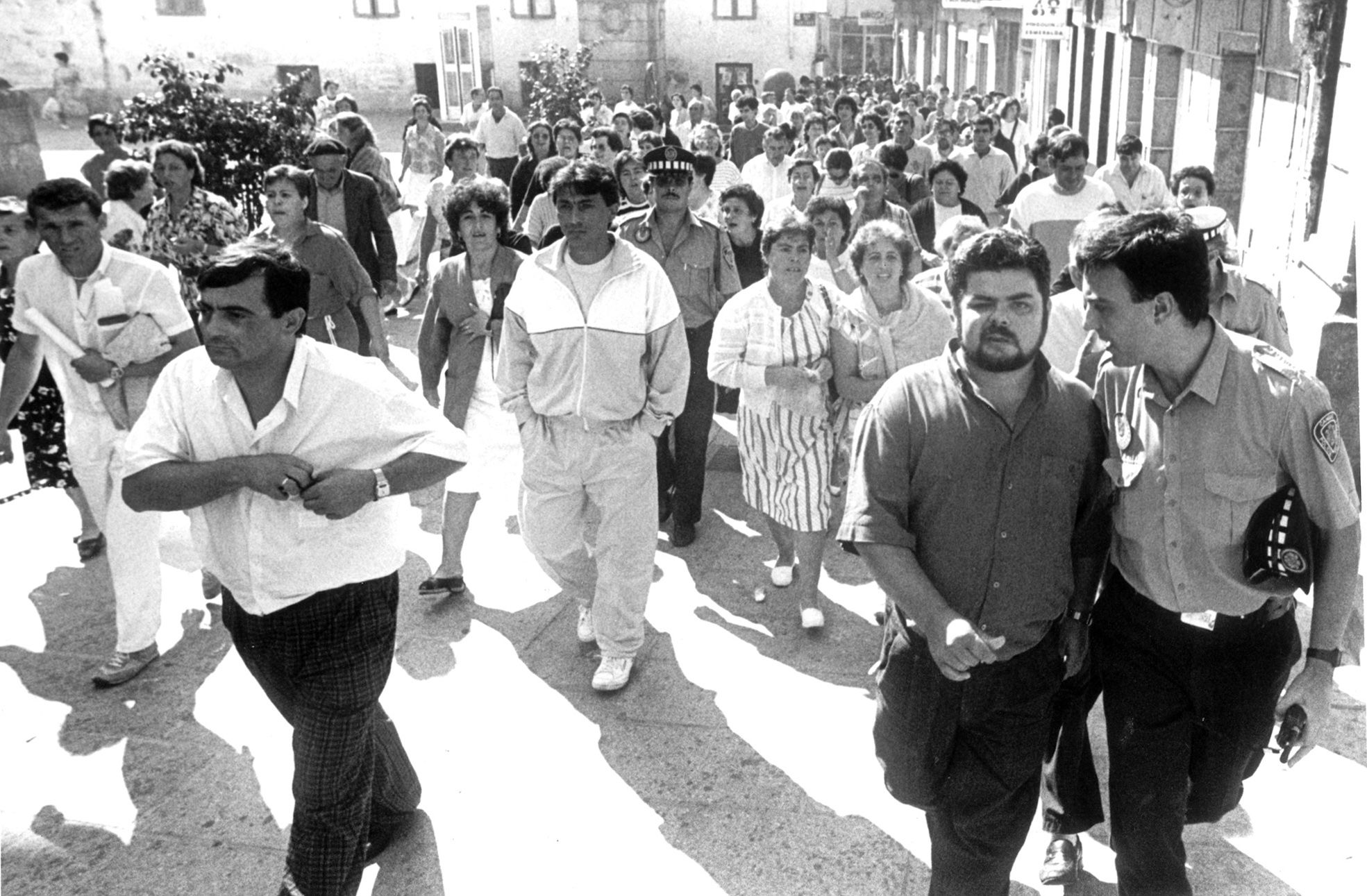 El conflicto de la contribución en Cangas: protestas y un alcalde asediado que no pudo volver a entrar en el Concello