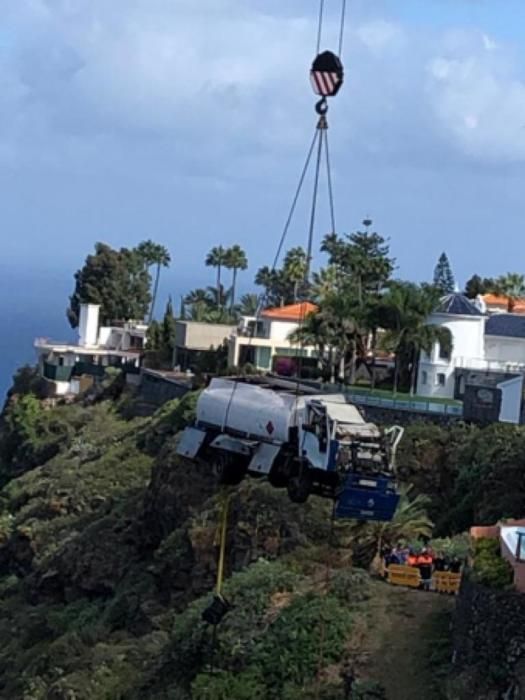 Rescate del camión cisterna caído en Tacoronte