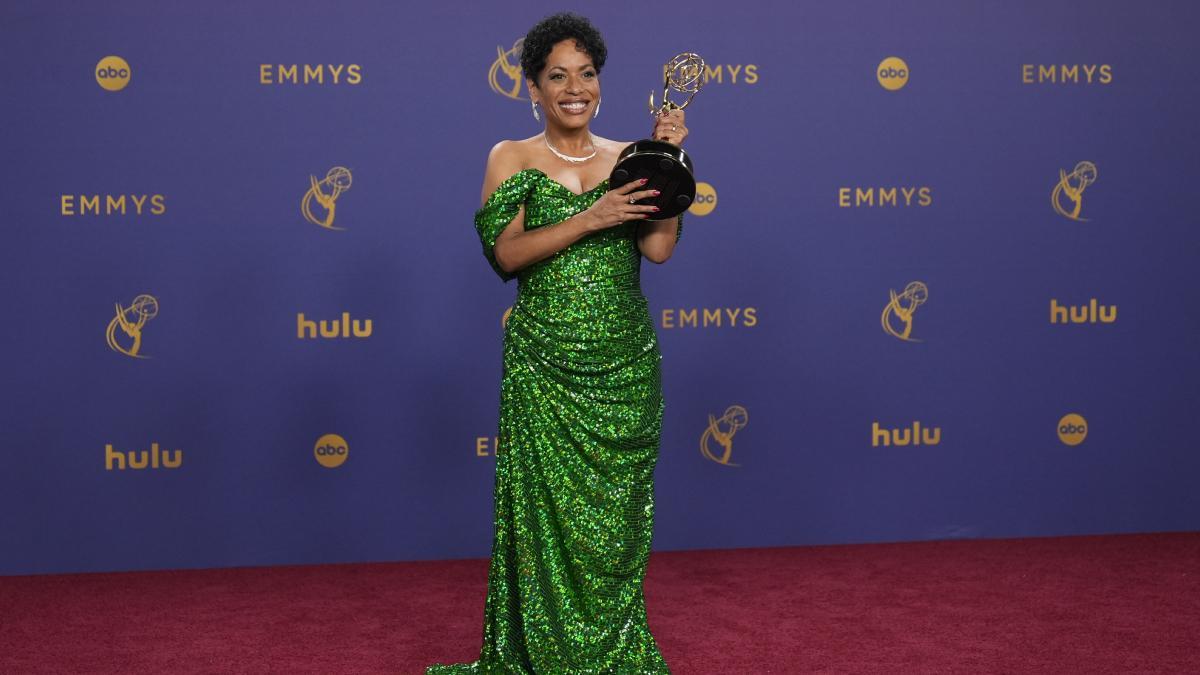 Los ganadores de los premios Emmy 2024. Liza Colón-Zayas recoge su Emmy a mejor actriz de reparto de comedia (The Bear)