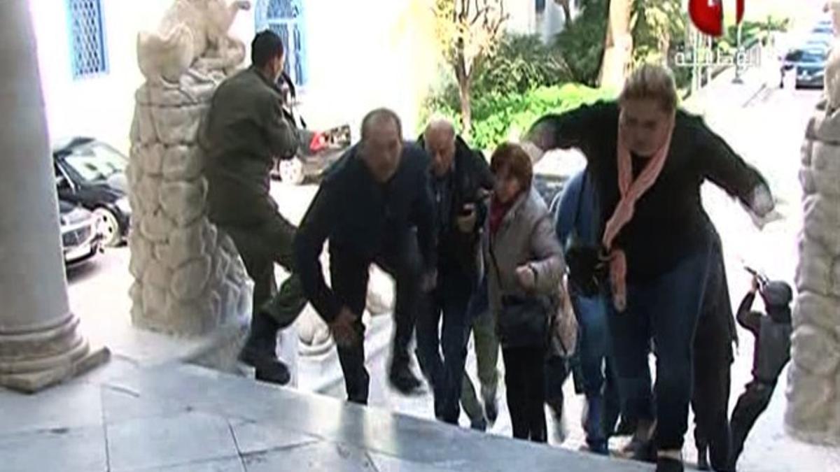 Turistas escapan de los terroristas en el ataque de Túnez.