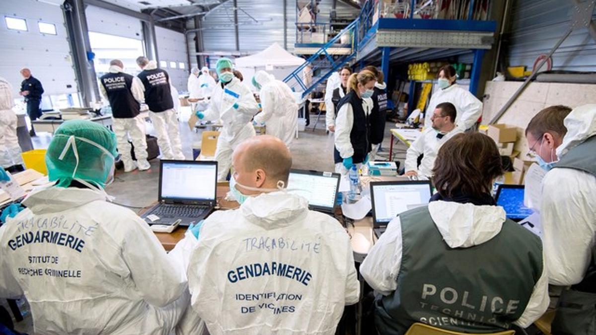 Forenses de la Gendarmería francesa trabajan en los restos de los pasajeros del avión.