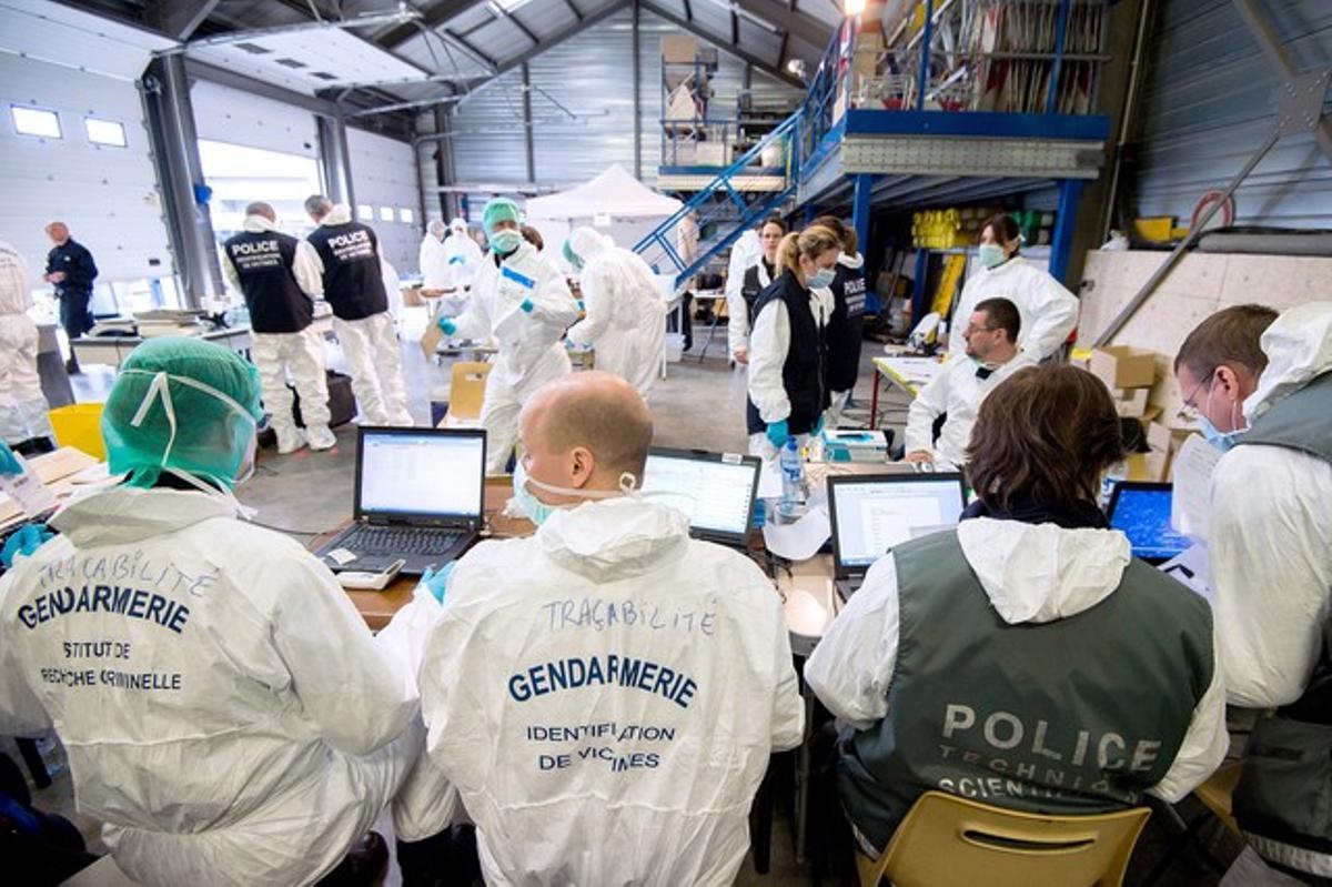Forenses de la Gendarmeria francesa treballen en les restes dels passatgers de l’avió.