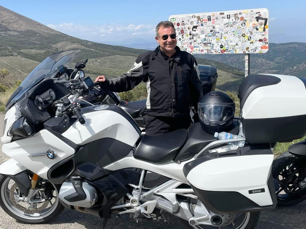 Óscar Alemany en una imagen con su moto