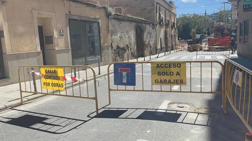 Vídeo | Las afecciones a los garajes en la calle Camino Llano de Cáceres