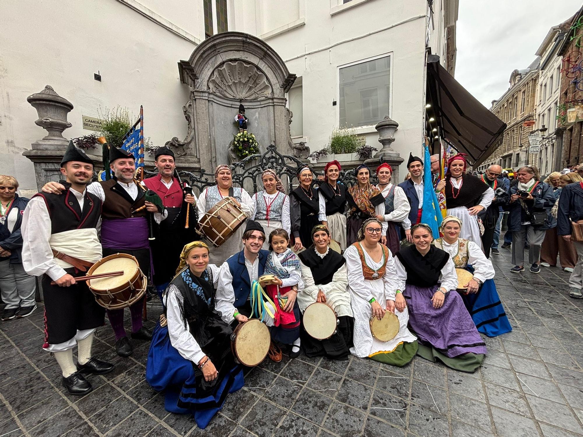 El "Maneken Pis" escancia mea sidra vestido de asturiano