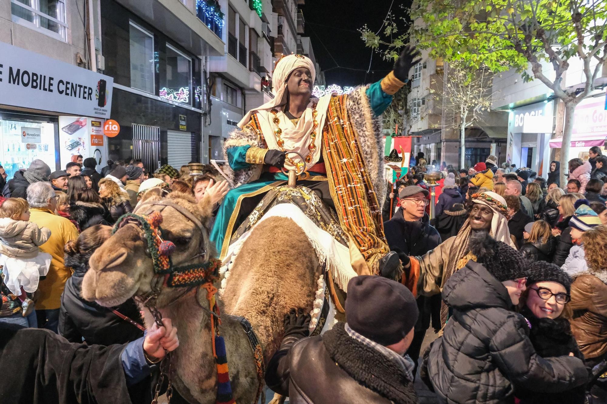 Todas las imágenes de la cabalgata de los Reyes Magos 2024 en Elda