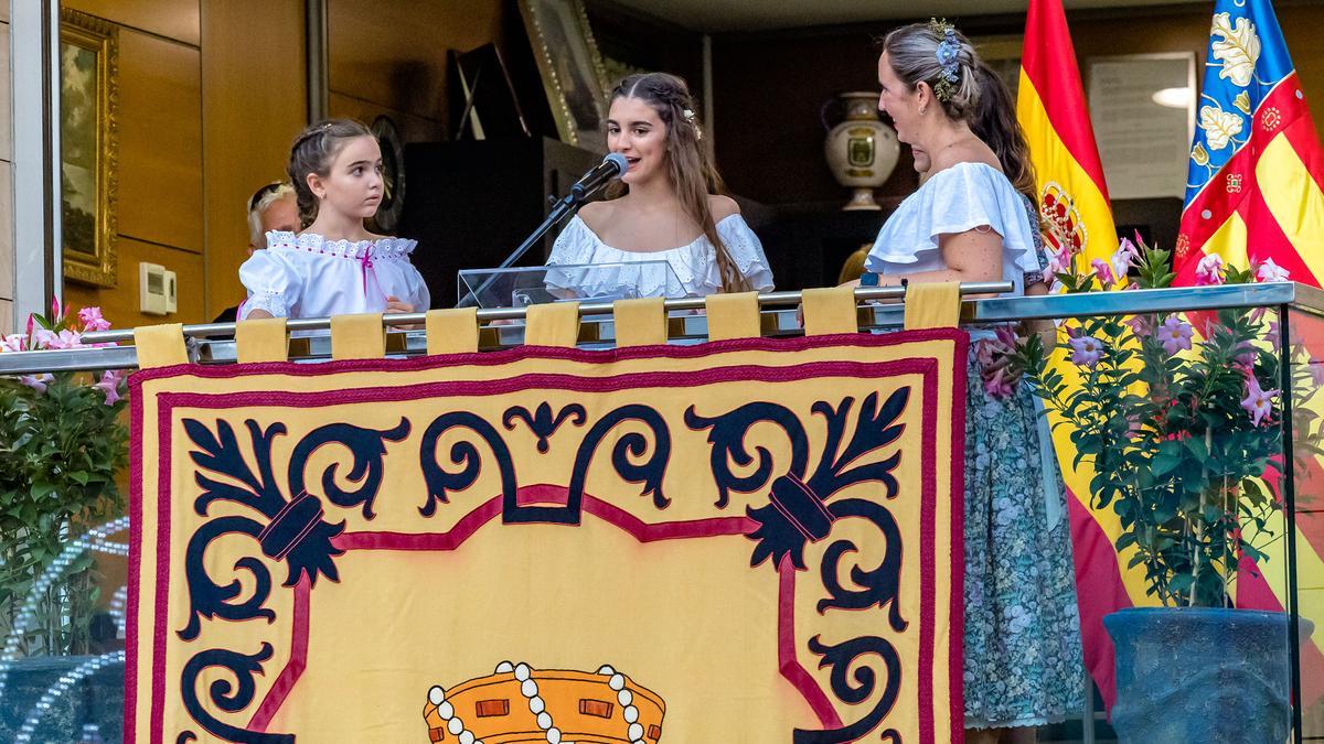 Las reinas de las fiestas realizan la Cridà a la festa desde el balcón del Ayuntamiento.