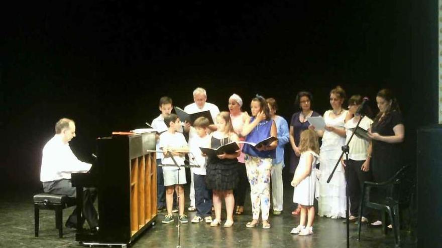 Ángel del Palacio toca el piano durante el concierto del sábado en el teatro Latorre.