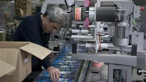 Trabajador en el taller TEB para personas discapacitadas.