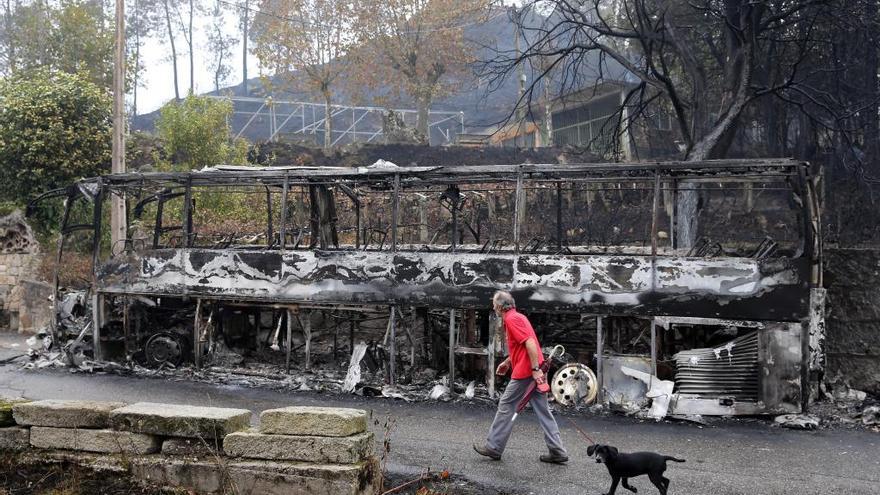 Un autobús calcinado tras el incendio de Chandebrito // Marta G. Brea