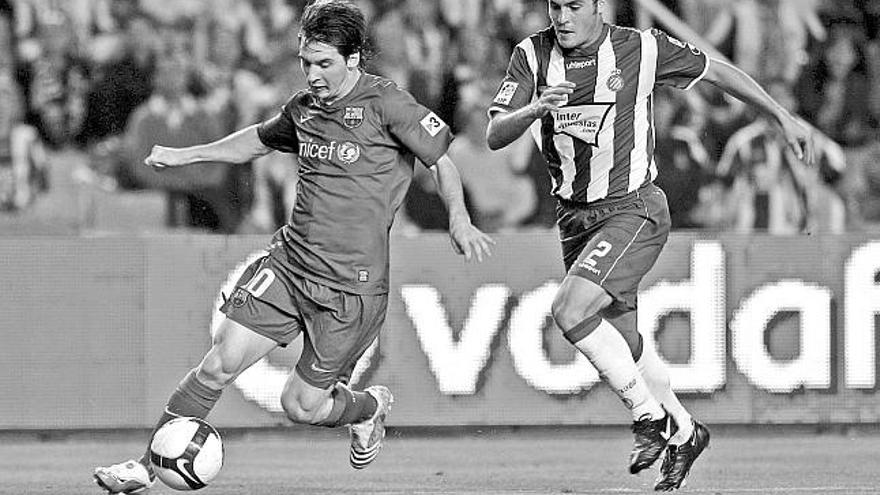 Messi conduce el balón durante el partido ante el Espanyol de esta temporada.