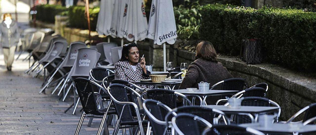 Una terraza casi vacía en la calle González del Valle, próxima al Reconquista, durante la ceremonia de los Premios.