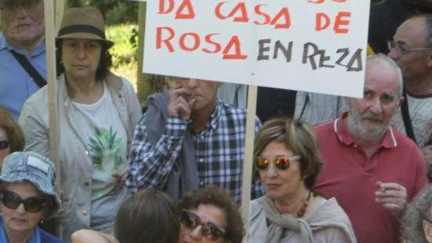 Una mujer abraza a Rosa Alonso, en un momento de la concentración de apoyo de ayer, con pancartas reivindicativas. // Jesús Regal
