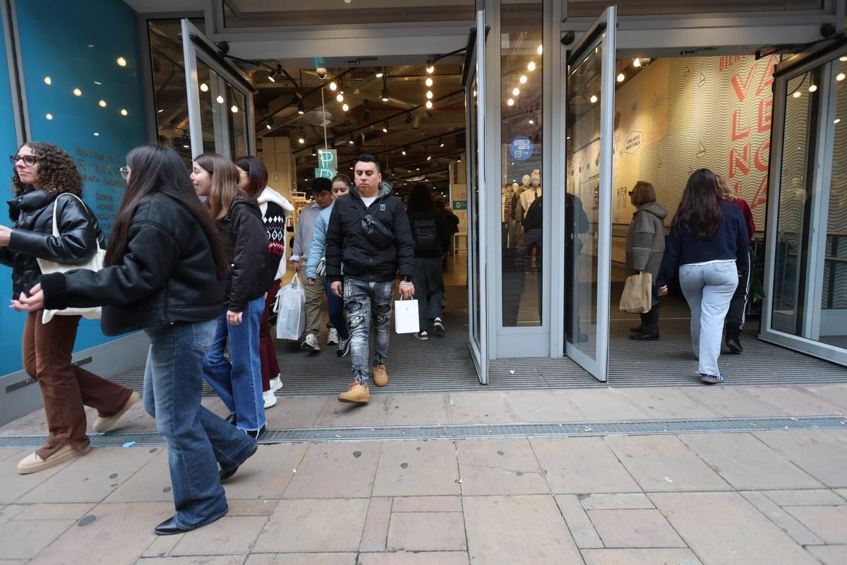 Calles abarrotadas en el centro de València para hacer las últimas compras de la Navidad