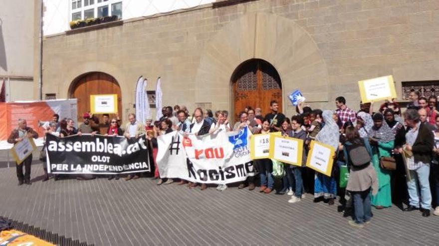 Els manifestants es van situar davant de la porta de l&#039;Ajuntament d&#039;Olot.