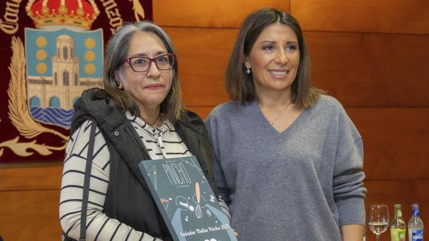 La ganadora, a la izquierda, con la concejala Ángeles Veiga
